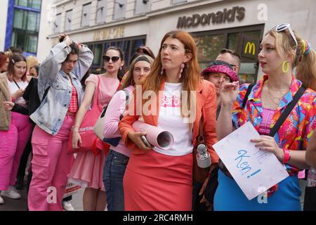 Les fans arrivent pour la première européenne de Barbie au Cineworld Leicester Square à Londres. Date de la photo : mercredi 12 juillet 2023. Banque D'Images