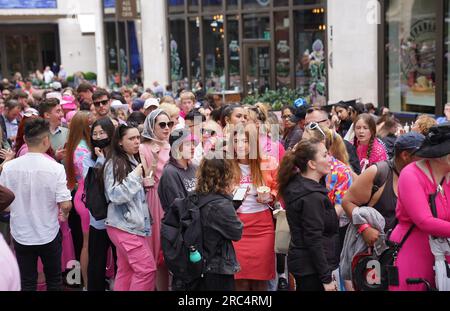 Les fans arrivent pour la première européenne de Barbie au Cineworld Leicester Square à Londres. Date de la photo : mercredi 12 juillet 2023. Banque D'Images