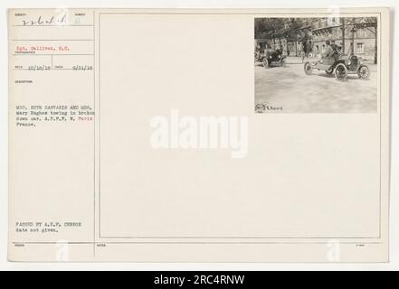 Le sergent Gallivan de l'armée américaine est représenté sur cette photographie de la première Guerre mondiale L'image montre Mme Ruth Castaris et Mme Mary Hughes remorquant une voiture en panne à Paris, en France, le 21 septembre 1918. La photographie a été prise par un photographe avec le code de reconnaissance RECO le 18 octobre 1918, et a été approuvée par le censeur de l'A.B.F. L'image fait partie de la collection étiquetée 111-SC-22644 et est émise avec le numéro de référence 0122644. Banque D'Images