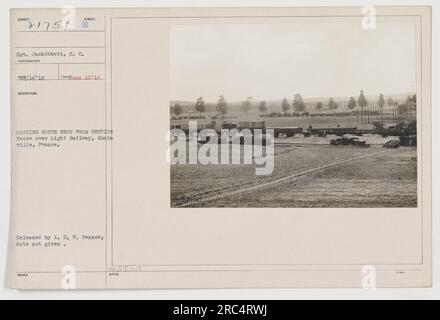 Le soldat Sgt Jack Abbott du signal corps est photographié regardant vers le sud-ouest depuis une maison de section au-dessus d'un train léger à Abainville, en France pendant la première Guerre mondiale La photo a été publiée par l'A.E.F. Censurer, mais la date exacte est inconnue. Banque D'Images