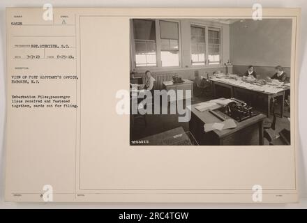 Une vue du bureau de Port Adjutant à Hoboken, New Jersey. Le bureau est montré avec les dossiers d'embarquement, y compris les listes de passagers qui ont été reçus et attachés ensemble. Des cartes ont également été découpées à des fins de classement. La photographie a été prise par le sergent Stemizer le 25 juin 1919 et reçue le 7 juillet 1919. L'image est associée au numéro de fichier 58528. Banque D'Images