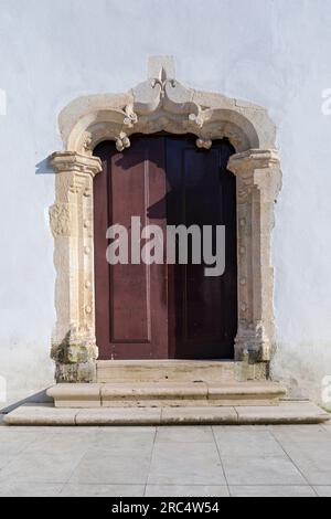 Europe, Portugal, région de l'Alentejo, Golega, porte ornée de l'Igreja Matriz da Golega (ou Igreja de Nossa Sra. Da Conceicao) Église Banque D'Images