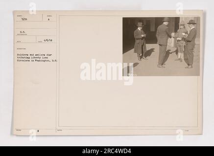 Soldats et marins distribuant les circulaires 3rd Liberty Loan à Washington, DC le 6 avril 1918. La photographie, prise par Hurber 7278 S.C. Photographe, capture le personnel militaire engagé dans cette activité pendant la première Guerre mondiale. Banque D'Images