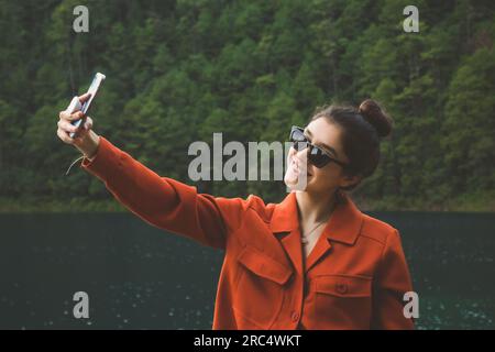 Touriste féminine prenant selfie en utilisant le téléphone portable tout en profitant des vacances d'été au Chiapas, Mexique Banque D'Images
