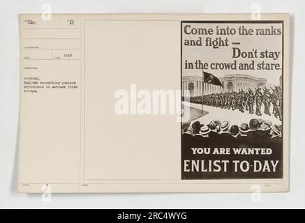 Les foules se rassemblent autour d'une affiche de recrutement visant à attirer les troupes irlandaises pendant la première Guerre mondiale L'affiche, écrite en anglais, exhorte les hommes à rejoindre les rangs et à se battre pour leur pays. Cette photographie a été prise en 1918 dans le cadre de la documentation des activités militaires américaines pendant la guerre. Banque D'Images