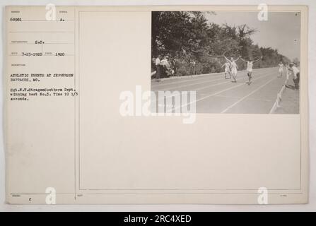 Sergent W.T. Stragem du département du Sud remporte le Heat No. 3 lors d'événements sportifs organisés à Jefferson Barracks, Missouri. Il termine la course avec un temps de 10 1/5 secondes. La photographie a été prise en 1920 et est cataloguée avec le numéro 68981. Banque D'Images