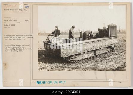 « Camion Caterpillar et support pour canon antiaérien, conçus pour le département des munitions par Holt Mfg Co.. Photo prise à Peoria, Illinois en 1917. Ces tracteurs Caterpillar ont été fabriqués par Holt Mfg Co., à Peoria et Stockton, Californie. Banque D'Images