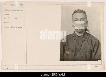 George Toplitz portant un masque à gaz A3. La photographie a été prise par un photographe du Chemical Warfare Service pendant la première Guerre mondiale. La photo est numérotée au et montre George Toplitz avec le masque A3. Des notes supplémentaires indiquent que la date est le 4-2-19. Banque D'Images