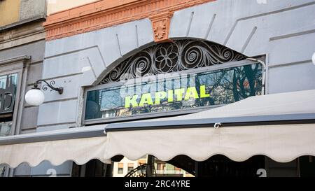 La photo montre un panneau et un panneau pointant en allemand vers la capitale. Banque D'Images