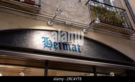 La photo montre un panneau et un signe qui pointe dans la direction de la patrie en allemand. Banque D'Images