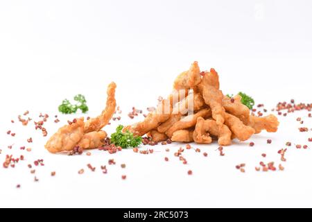 Ventre de porc frit, isolé sur fond blanc. Banque D'Images