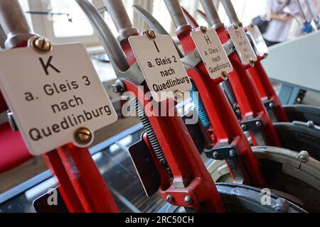 Thale, Allemagne. 12 juillet 2023. Vue du levier de commutation d'un verrouillage mécanique dans Thale. La ministre de l'Infrastructure Lydia Hüskens (FDP) apprend le fonctionnement d'un verrouillage mécanique à Thale puis d'un verrouillage électronique à Halberstadt. En outre, il y a eu un aperçu du travail des répartiteurs et des explications de la situation actuelle due à la pénurie de personnel interdépendant en Saxe-Anhalt. Crédit : Matthias Bein/dpa/Alamy Live News Banque D'Images