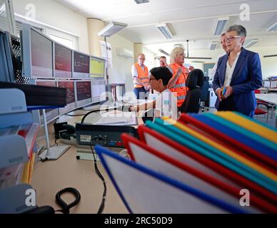 Halberstadt, Allemagne. 12 juillet 2023. Lydia Hüskens (FDP) (à droite), ministre des infrastructures, apprend le fonctionnement d'un verrouillage mécanique à Thale, puis d'un verrouillage électronique à Halberstadt. En outre, il y a eu un aperçu du travail des répartiteurs et des explications de la situation actuelle due à la pénurie de personnel interdépendant en Saxe-Anhalt. Crédit : Matthias Bein/dpa/Alamy Live News Banque D'Images