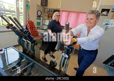 Thale, Allemagne. 12 juillet 2023. La ministre de l'Infrastructure Lydia Hüskens (FDP) a appris le fonctionnement d'un verrouillage mécanique à Thale puis d'un verrouillage électronique à Halberstadt. En outre, il y a eu un aperçu du travail des répartiteurs et des explications de la situation actuelle due à la pénurie de personnel interdépendant en Saxe-Anhalt. Crédit : Matthias Bein/dpa/Alamy Live News Banque D'Images