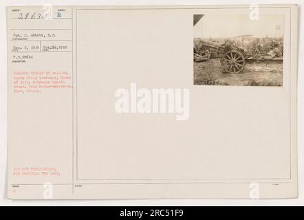 Un obusier de campagne lourd allemand endommagé de 15 cm DE LONG, modèle de 1913, dans les ateliers de réparation de munitions près de Mehun-sur-Yevre cher, France. Photographie prise le 24 octobre 1918 par le sergent J. Abbott, S. C. image numéro 28634 tirée de photographies des activités militaires américaines pendant la première Guerre mondiale. Non destiné à la publication, pour usage officiel seulement. Banque D'Images