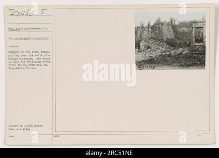 Sgt. 1e classe M. Fineberg du 304e génie, 79e division, est vu sur cette image. La photographie a été prise le 17 octobre 1918 et reçue le 25 novembre 1918. Le sergent Fineberg et d'autres membres du 304e génie sont vus abattre les murs d'un bâtiment en ruine. La pierre du bâtiment est utilisée pour la réparation des routes à St. Remy, Meuse, France. L'image a été transmise par le censeur de l'A.E.P. Banque D'Images