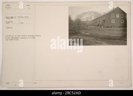 Vue intérieure d'une prison de guerre, avec entrée principale visible. Au premier plan, le bâtiment Y.M.C.A. est visible. La photographie a été prise par St. Rey R. Tyrell, S.C. le 13 avril 1919. La photo est étiquetée avec le numéro de description 188UED et les notes indiquent le numéro de référence 47027. Banque D'Images