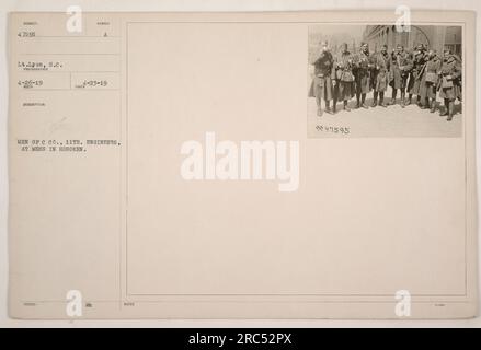 Des soldats de la compagnie C, 11e ingénieurs, sont vus sur cette photographie prise le 26 avril 1919 à Hoboken. Les soldats sont au mess, préparant et dégustant leurs repas. La photographie a été prise par le lieutenant Lyon et est désignée comme sujet 4.75.95 dans la collection. Banque D'Images