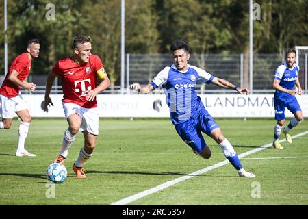 Alkmaar, pays-Bas. 12 juillet 2023. Jens Toornstra d'Utrecht et Tsuyoshi Watanabe de Gand photographiés en action lors d'un match amical de football entre le Belge KAA Gent et le Hollandais FC Utrecht, lors de leur camp d'entraînement d'été à Alkmaar, aux pays-Bas, le mercredi 12 juillet 2023, pour préparer la saison 2023-2024. BELGA PHOTO TOM GOYVAERTS crédit : Belga News Agency/Alamy Live News Banque D'Images