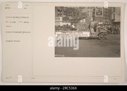 L'image montre un défilé de la victoire à New York, mettant en scène des individus vêtus d'uniformes militaires. Il a été capturé par le lieutenant Geo.H. Lyon. La légende fait référence à Flanders Fields et encourage l'achat d'obligations de guerre. La publicité pour les biscuits Granama et Uneda est également visible. Banque D'Images