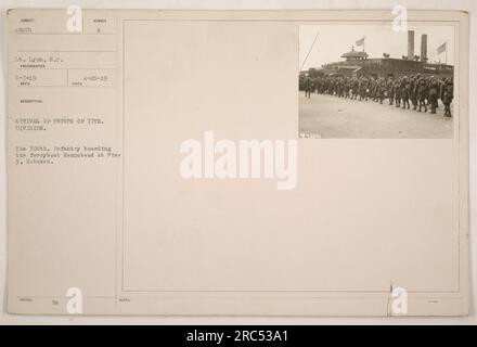 Les troupes de la 77e division, plus précisément la 306e d'infanterie, sont montrées à bord du traversier Hempstead au quai 3 à Hoboken. La photographie a été prise le 25 avril 1919 par le lieutenant Lyon. L'image fait partie d'une collection documentant les activités militaires américaines pendant la première Guerre mondiale. Banque D'Images