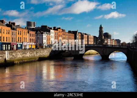 Dublin, pont Liam Mellowes, vue depuis le pont James Joyce Banque D'Images