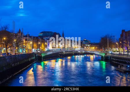 Dublin, Irlande. Le pont Liffey (pont Ha'Penny) Banque D'Images