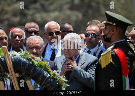 12 juillet 2023 : Jénine, Cisjordanie. Palestine. 12 juillet 2023. Le président palestinien Mahmoud Abbas visite le camp de réfugiés de Djénine entouré de gardes des forces de sécurité de l'Autorité palestinienne. Au cours de sa visite, le président Abbas a salué la ''position héroïque du camp de Djénine contre l'agression israélienne'' plus tôt en juillet et a rendu hommage aux Palestiniens tués par les forces israéliennes lors de l'une des plus grandes opérations militaires israéliennes en Cisjordanie (Credit image : © Mohammed Turabi/IMAGESLIVE via ZUMA Press Wire) À USAGE ÉDITORIAL UNIQUEMENT ! Non destiné à UN USAGE commercial ! Banque D'Images