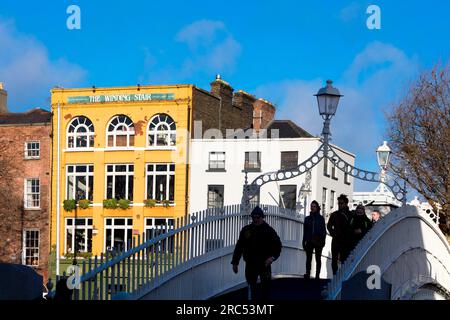 Dublin, Irlande. Le pont Liffey (pont Ha'Penny) Banque D'Images