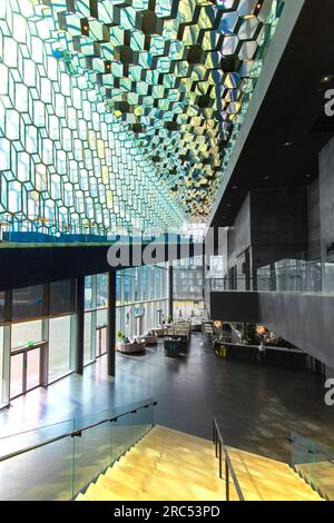 Intérieur montrant bar / restaurant dans la salle de concert Harpa et centre de conférence dans la capitale Reykjavik, Islande Banque D'Images
