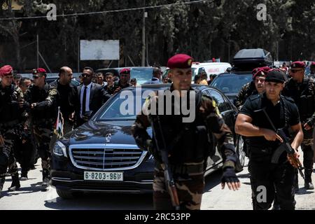 12 juillet 2023 : Jénine, Cisjordanie. Palestine. 12 juillet 2023. Le président palestinien Mahmoud Abbas visite le camp de réfugiés de Djénine entouré de gardes des forces de sécurité de l'Autorité palestinienne. Au cours de sa visite, le président Abbas a salué la ''position héroïque du camp de Djénine contre l'agression israélienne'' plus tôt en juillet et a rendu hommage aux Palestiniens tués par les forces israéliennes lors de l'une des plus grandes opérations militaires israéliennes en Cisjordanie (Credit image : © Mohammed Turabi/IMAGESLIVE via ZUMA Press Wire) À USAGE ÉDITORIAL UNIQUEMENT ! Non destiné à UN USAGE commercial ! Banque D'Images