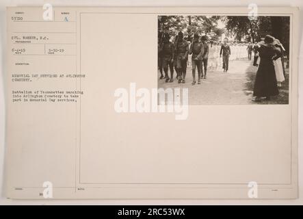 Bataillon de Yeomanettes marchant dans le cimetière d'Arlington en commémoration des services du jour du souvenir. La photographie a été prise par le caporal Warner et le numéro de description est 53720. L'image a été reçue le 4 juin 1919, et la description indique qu'elle capture les services du Memorial Day au cimetière d'Arlington le 30 mai 1919. Les notes supplémentaires incluent le numéro 053790. Banque D'Images