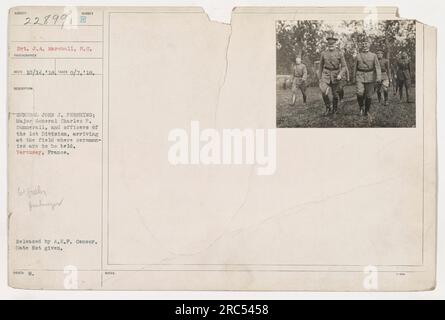 Le général John J. Pershing, accompagné du major-général Charles P. Summerall et des officiers de la 1e division, arrive dans un champ à Vertuzey, en France pour des activités cérémonielles. La photographie a été prise par Set. J.A. Marshall le 7 septembre 1918, et a un numéro de description RECO 10/14/18. L'image a été publiée par A.E.P. Censurer et n'a pas de date précise donnée.' Banque D'Images