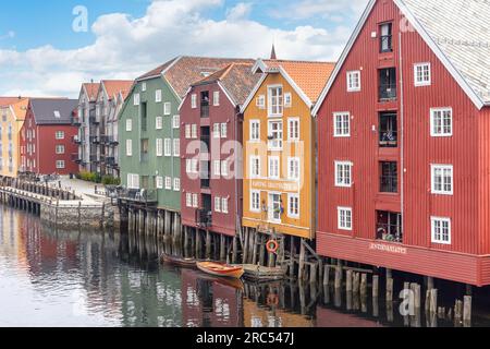 Entrepôts colorés du 17e siècle sur la rivière Nidelva depuis le pont de la vieille ville (Gamle bybro), le centre-ville, Trondheim, comté de Trøndelag, Norvège Banque D'Images