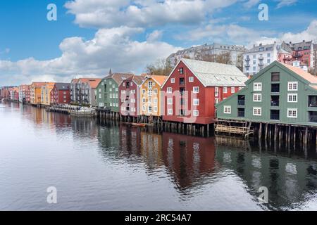 Entrepôts colorés du 17e siècle sur la rivière Nidelva depuis le pont de la vieille ville (Gamle bybro), le centre-ville, Trondheim, comté de Trøndelag, Norvège Banque D'Images