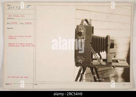 'Sergent Tyrell, photographe de Caroline du Sud, capturé dans cette image le 2/28/1919, utilisant un appareil photo graphique Eastman 5-7 vitesses. La caméra est montrée ouverte, avec une vue du côté droit. Cette photographie fait partie d'une collection présentant différents types d'appareils photo et d'appareils photo en mouvement utilisés pendant la première Guerre mondiale. » Banque D'Images