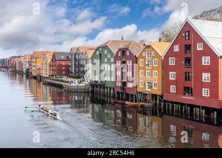 Entrepôts colorés du 17e siècle sur la rivière Nidelva depuis le pont de la vieille ville (Gamle bybro), le centre-ville, Trondheim, comté de Trøndelag, Norvège Banque D'Images