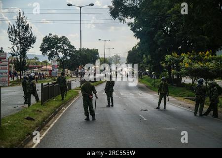 Nakuru, Kenya. 12 juillet 2023. La police anti-émeute prend position et tente de disperser les manifestants qui avaient barricadé l'autoroute entre Nairobi et Kisumu avec des pierres et des pneus enflammés lors d'une manifestation à l'échelle du pays contre le gouvernement et le coût élevé de la vie appelée par le chef de l'opposition kényane Raila Odinga. Crédit : SOPA Images Limited/Alamy Live News Banque D'Images