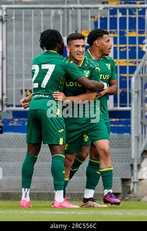 Darmstadt, Allemagne. 12 juillet 2023. Football : matchs d'essai, SV Darmstadt 98 - Norwich City. Marcelino Nunez de Norwich (au centre) célèbre avec ses coéquipiers après avoir marqué le but de 0:1. Crédit : Uwe Anspach/dpa/Alamy Live News Banque D'Images