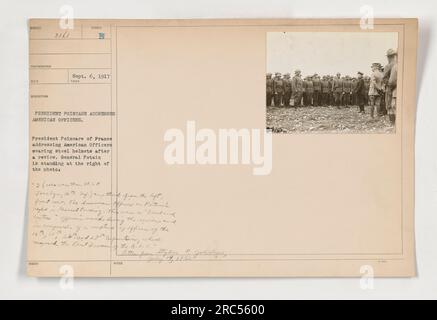 Le président Poincaré de France s'adresse aux officiers américains portant des casques en acier après un examen. Le général Pétain est vu debout sur le côté droit de la photo, tandis que des officiers américains, dont le général Pershing, sont visibles sur le côté gauche. Cette photo capture un moment du 'Front et est composée d'un mélange de bureaux des 26e et 28e régiments, qui composent la première division de l'A.E.F.' Banque D'Images