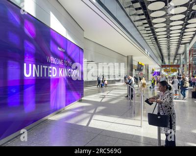 Hall des arrivées internationales, terminal 5, aéroport d'Heathrow, London Borough of Hillingdon, Greater London, England, Royaume-Uni Banque D'Images