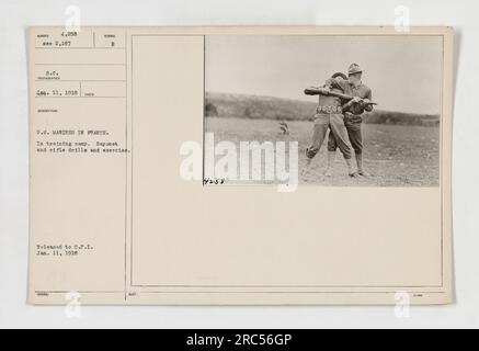 ÉTATS-UNIS Marines pratiquant des exercices à baïonnette et à fusil pendant la première Guerre mondiale dans un camp d'entraînement en France. La photographie a été prise le 11 janvier 1918 et a été publiée par Central Press photo Illustration le même jour. Banque D'Images