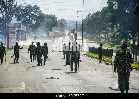 Nakuru, Kenya. 12 juillet 2023. La police anti-émeute prend position et tente de disperser les manifestants qui avaient barricadé l'autoroute entre Nairobi et Kisumu avec des pierres et des pneus enflammés lors d'une manifestation à l'échelle du pays contre le gouvernement et le coût élevé de la vie appelée par le chef de l'opposition kényane Raila Odinga. (Photo de James Wakibia/SOPA Images/Sipa USA) crédit : SIPA USA/Alamy Live News Banque D'Images