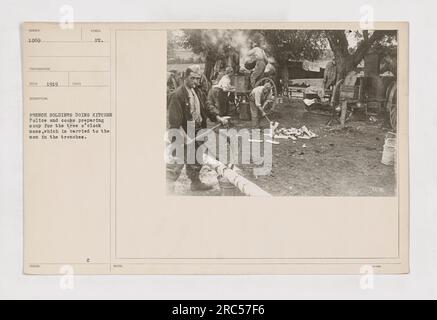 Soldats français dans la section de la cuisine coupant du bois pour le mess de 3H. On voit des policiers et des cuisiniers préparer de la soupe à transporter aux hommes dans les tranchées. Cette photo a été prise en 1919 pendant la première Guerre mondiale Banque D'Images