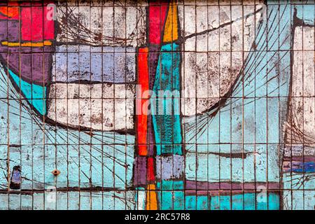 Détail d'un extérieur de bâtiment recouvert de carreaux de céramique émaillés avec des formes abstraites colorées Banque D'Images