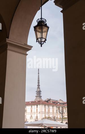 Piazza Vittorio Veneto, également connue sous le nom Piazza Vittorio, est une place de la ville de Turin, nommée d'après la bataille de Vittorio Veneto en 1918. Banque D'Images