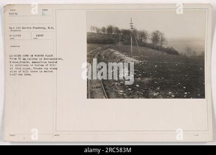 Le sergent Leo Morris Fineberg capture une vue aérienne de la plaine de Woevre depuis le chemin de fer 60 en à Hattonchatel, Meuse, France, pendant la première Guerre mondiale. La photographie montre des munitions transportées vers des unités d'artillerie au bas de la colline, avec des pistes longeant et un aiguillage à mi-chemin. » Banque D'Images