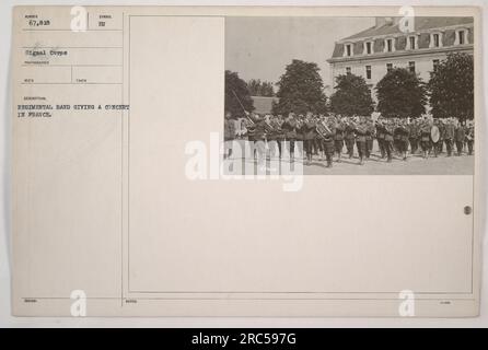 Des membres d'un orchestre régimentaire jouant d'instruments de musique et vêtus d'uniformes militaires sont vus en train de donner un concert en France. La photographie a été prise par un photographe du signal corps et est marquée avec des numéros d'identification et des notes indiquant la scène. Banque D'Images