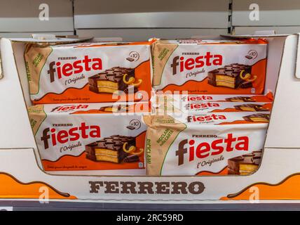 Italie - 12 juillet 2023 : les packs de snacks Fiesta Ferrero sont en vente dans les rayons des supermarchés italiens. Fiesta est un gâteau éponge fourré de confiture d'orange recouvert de chocolat Banque D'Images