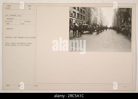 Des soldats du 44th Coast Artillery corps défilent lors d'un défilé de prêt de victoire à New York. La photographie a été prise le 15 mai 1919 et a été émise avec le numéro R48133. Le 44th Coast Artillery corps avait passé sept mois à servir sur les lignes de front pendant la première Guerre mondiale Banque D'Images